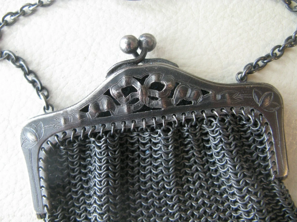 Monedero antiguo Art Nouveau con lazo floral Châtelaine francés de malla metálica años 1890 Foto 3 de 4