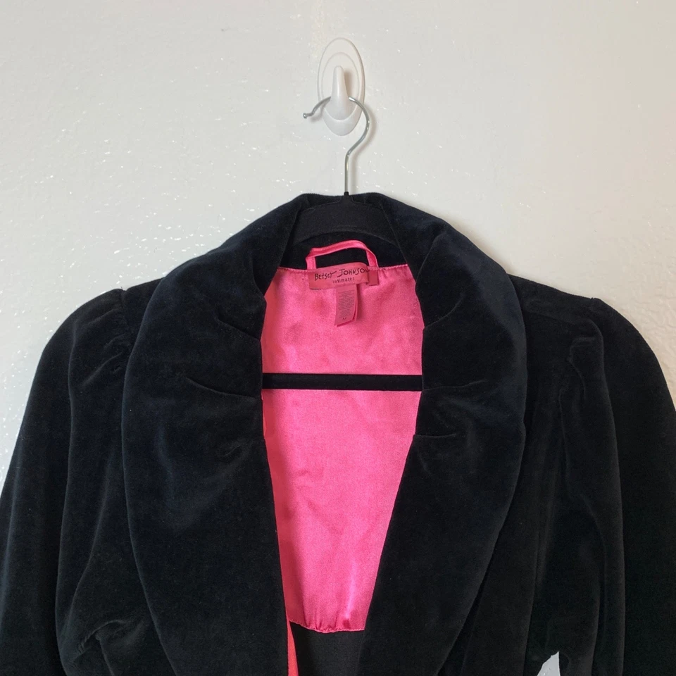 Bata Corta Betsey Johnson Terciopelo Negro Talla Mediana Rosa Satén Manga Campana Bruja Foto 2 de 4
