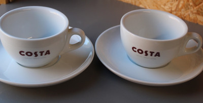 Zwei Costa Kaffee Grobtassen und Untertassen Weiß & Schlichtes Logo