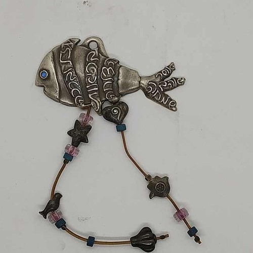 Colgante de pared con bendiciones para el hogar escritas en latón chapado en peltre y forma de pez - Imagen 4 de 9