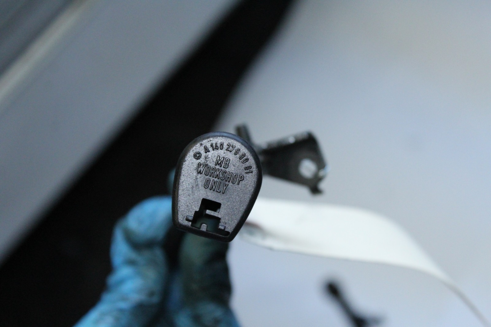 20002006 MERCEDES W220 S430 S500 TRANSMISSION OIL FILLER LINE WITH CAP