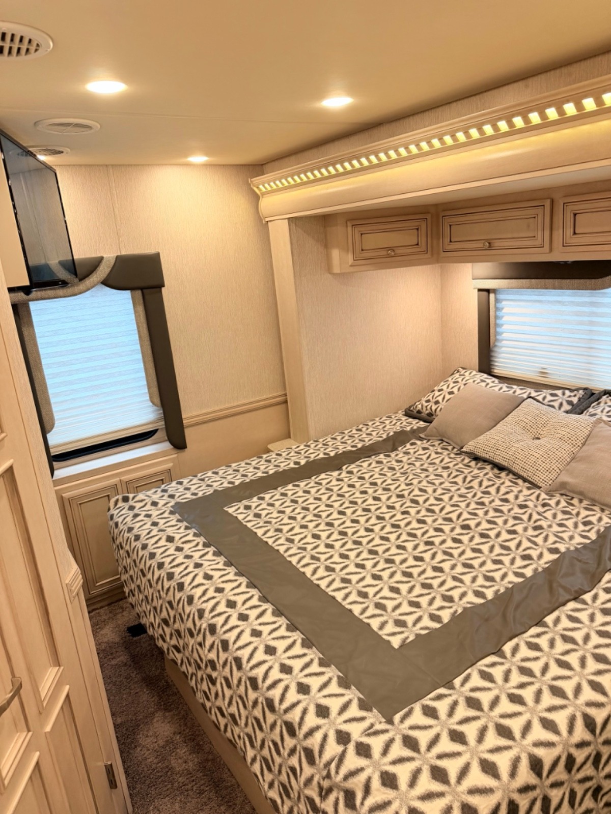 2021 Newmar Bay Star Sport 2813 – Class A Gas Motorhome (29 ft)