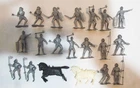 MARX CASTLE PLAYSET VINTAGE LOT OF 18 FIGHTING KNIGHTS W/ 2 HORSES SILVER 54mm