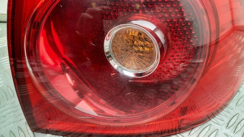 Luz trasera derecha Volkswagen Golf OS 2006 1K6945096AA Foto 2 de 4