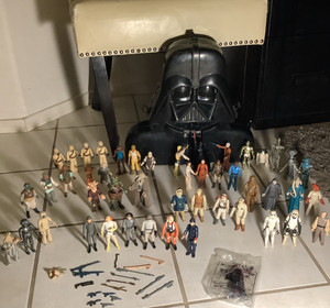 Kenner Vintage 1977-1979 Star Wars Action Figure Lot w/ Accessories & Darth case