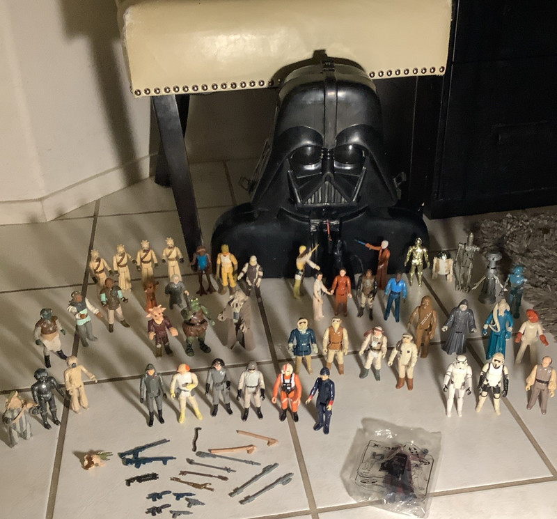 Kenner Vintage 1977-1979 Star Wars Action Figure Lot w/ Accessories & Darth case