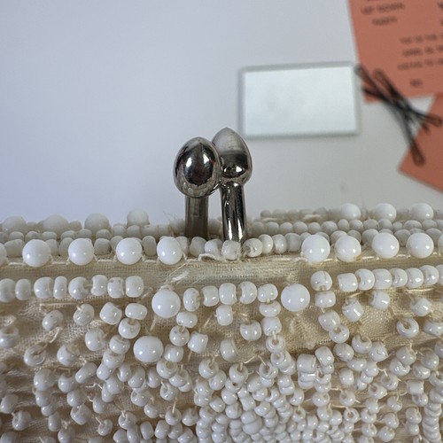 Vintage Purse 50s 60s Off-White Beaded Clutch With Ball Snap Closure & Contents - 第 21/24 張圖片