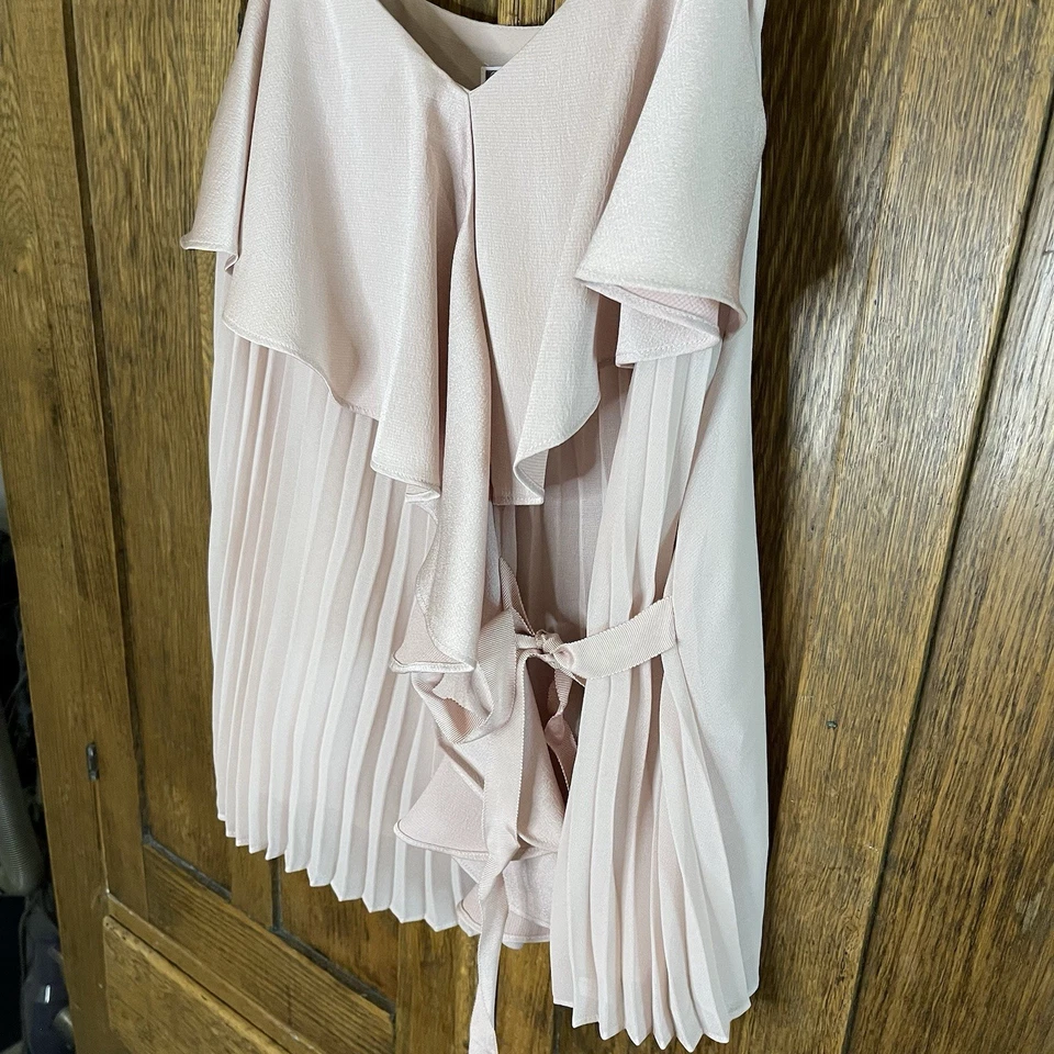 Chelsea 28 Correa de Espagueti Top Pequeño Volantes Corbata Frontal Lateral Plisada Forrada Foto 3 de 4