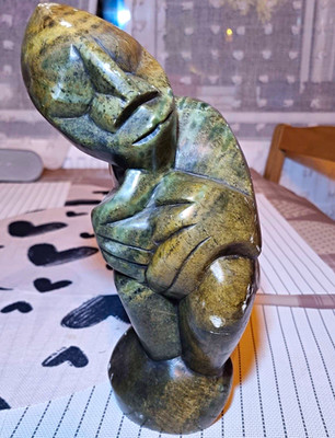 Abstrakte geschnitzte Stein menschliche Figur Skulptur, poliert grün/schwarz, 3D Effekt