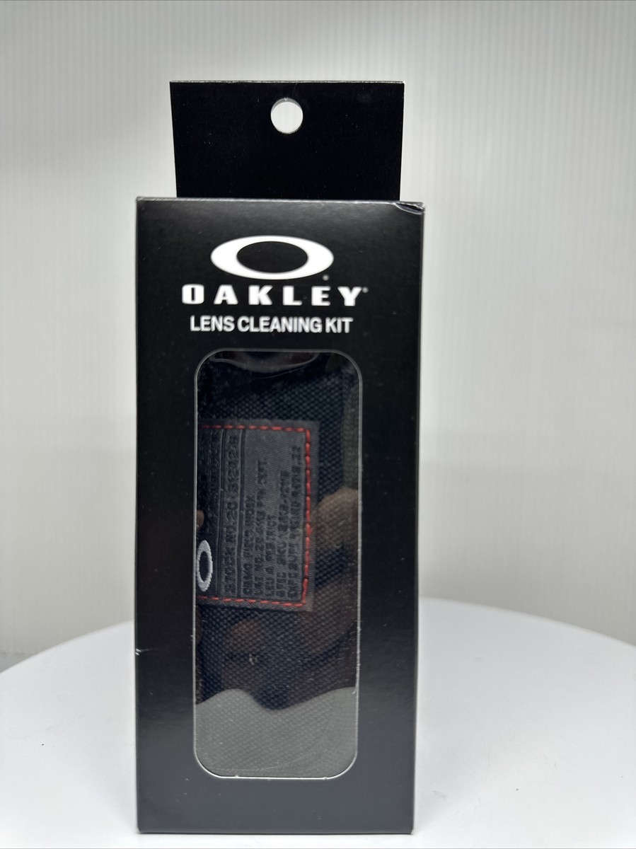 オークリー　KATO　レンズクリーニングキット Amazon.com: Oakley Lens Cleaning Kit, Black, One Size