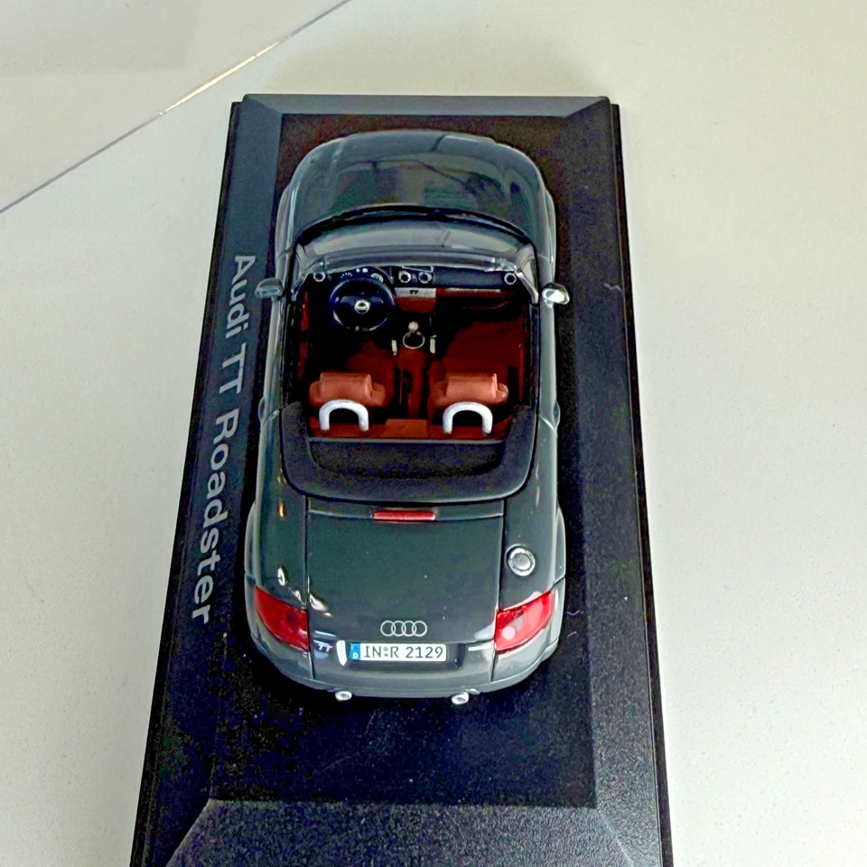 Minichamps 1:43 Audi TT Roadster (2000) - Gris sobre béisbol, fundido a presión, caja Foto 3 de 4