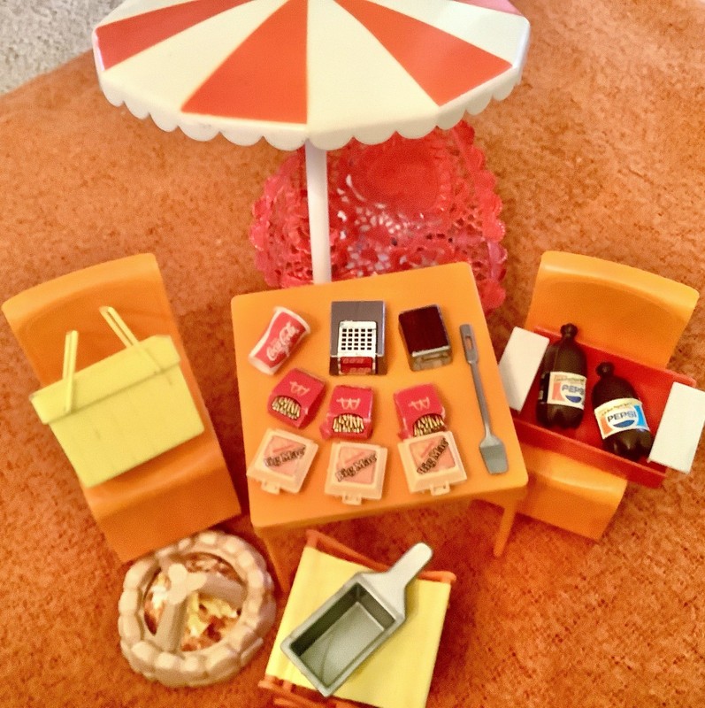 Vintage BarBiE McDonaLd’s LoT FOOD LoveS 1982 + PaTiO TabLe 80s StRiPeD UmbreLLa