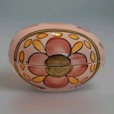 Caja de baratijas en forma de huevo floral esmaltada rosa Enesco 1980 con tapa ajustable de cerámica