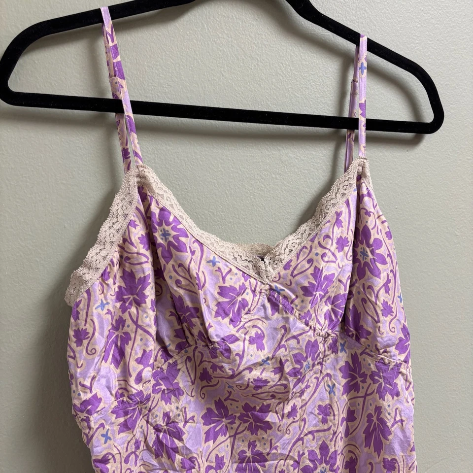 DKNY 牛仔女式丝绸蕾丝吊带上衣尺寸 * 14 婴儿娃娃 Y2K 紫色花卉仙女 — 第 2/4 张图片