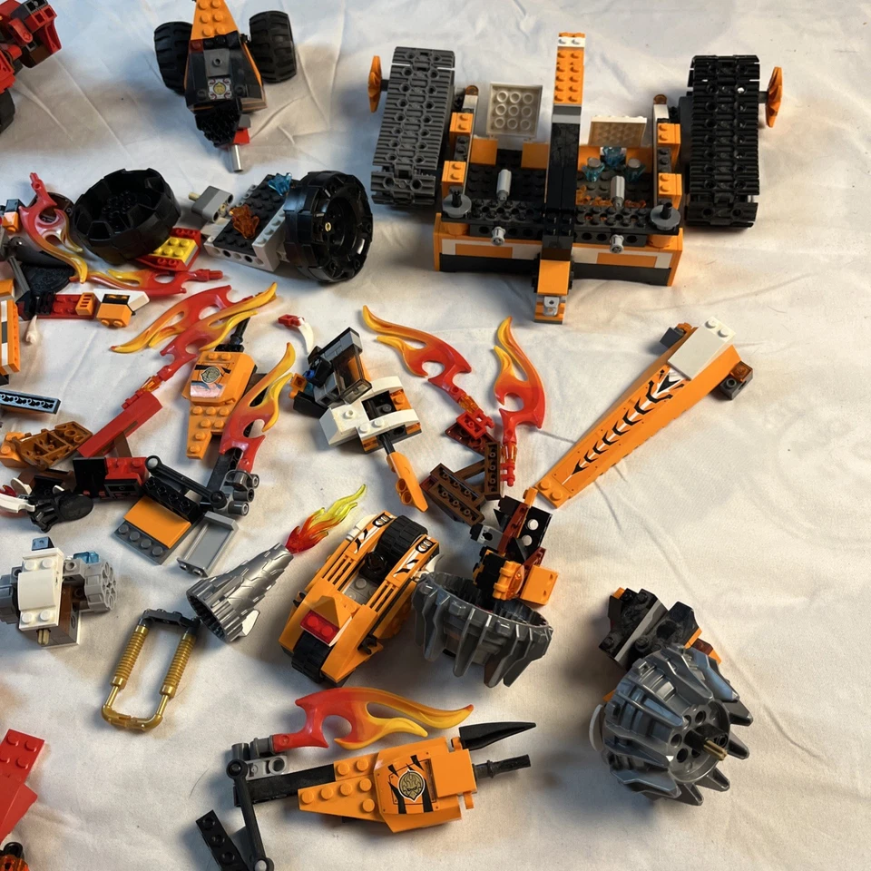 LEGO CHIMA: Tiger's Mobile Command (70224) INCOMPLETE - Image 4 of 4