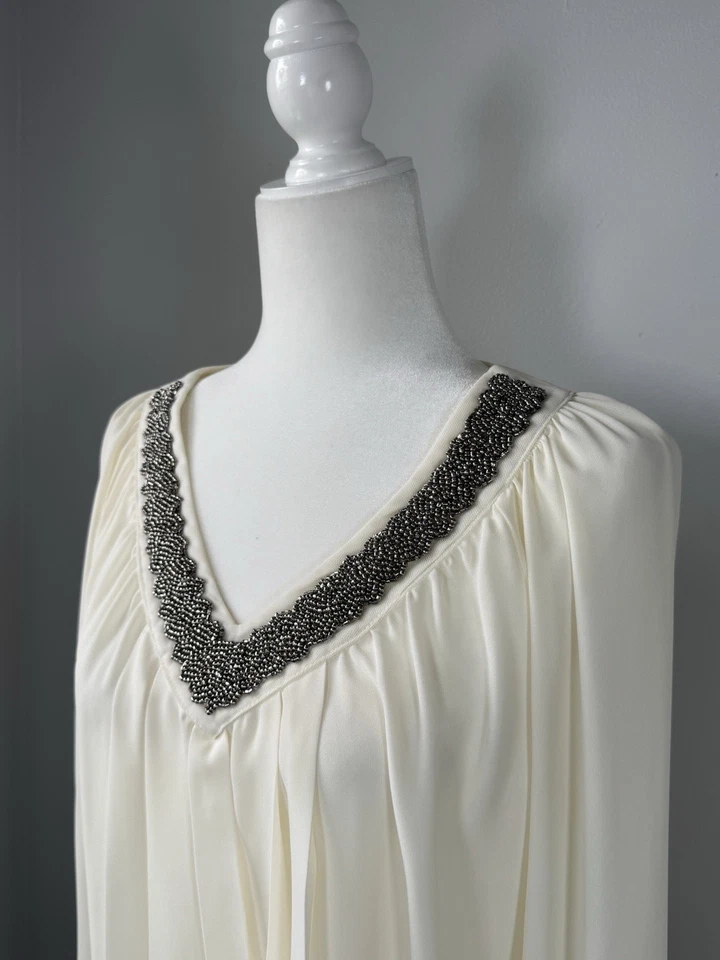 Blusa Alfani Cuentas Cuello en V Marfil/Crema Ribete Festoneado Manga Larga Talla 6 Foto 2 de 4