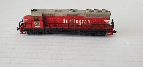 N SCALE RED LOCOMOTIVE BURLINGTON ROUTE 989 RUNS & LIGHTS MADE IN YUGOSLAVIA - Picture 3 of 8