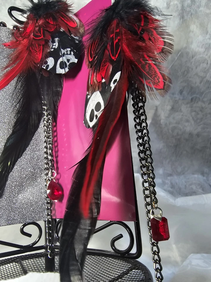 Elegancia gótica: pendientes colgantes de calavera y pluma Foto 3 de 4