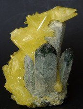 minerale quarzo e zolfo - cluster di quarzo verde con enormi cristalli di zolfo