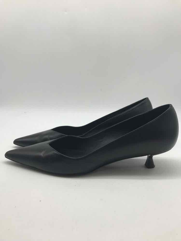 Pre-Owned Stuart Weitzman Black Size 7 Kitten Heel Heels