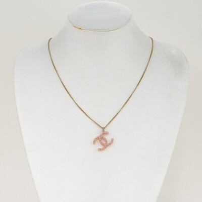 **25S 上品なピンククリスタル&ゴールド**【CHANEL】 ネックレス CHANEL Pink CC Logo Rhinestone Necklace 23