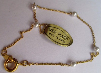 Bracelet Vintage Des Années 70 Plaqué Or Avec Petite Perle Blanche Nacrée - État Quasi Neuf