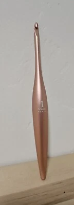 FURLS - Blush Matte Streamline Metal Crochet Hook 5.5mm (I) Rose Gold - New
