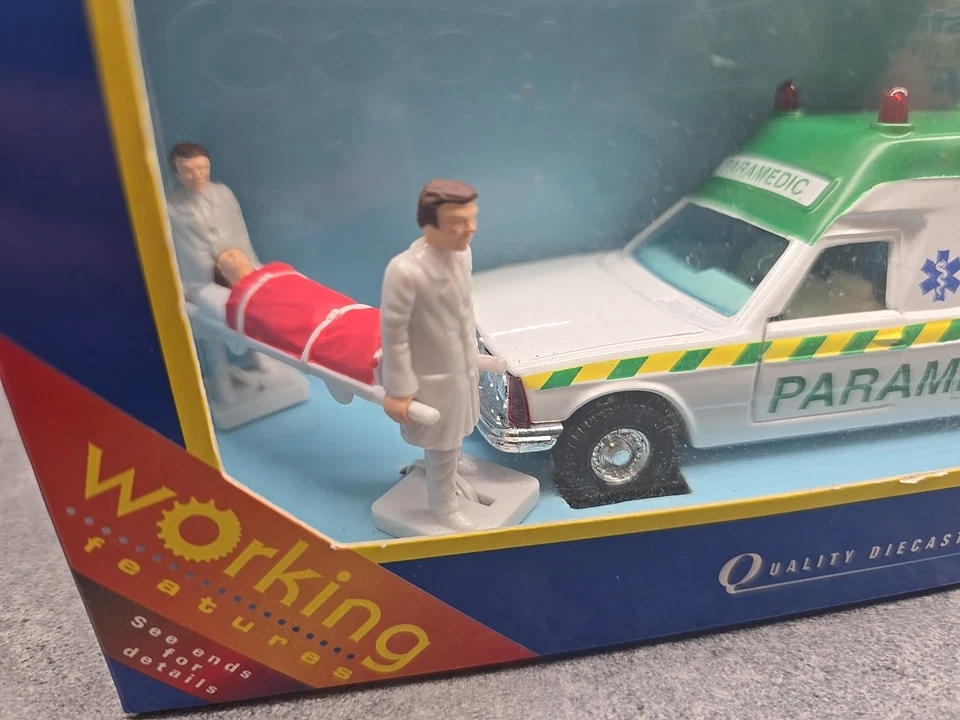 Фигурки Corgi 57301 - Bonna Paramedic Ambulance & Bearers / Patient. В коробке.  - Изображение 3 из 4