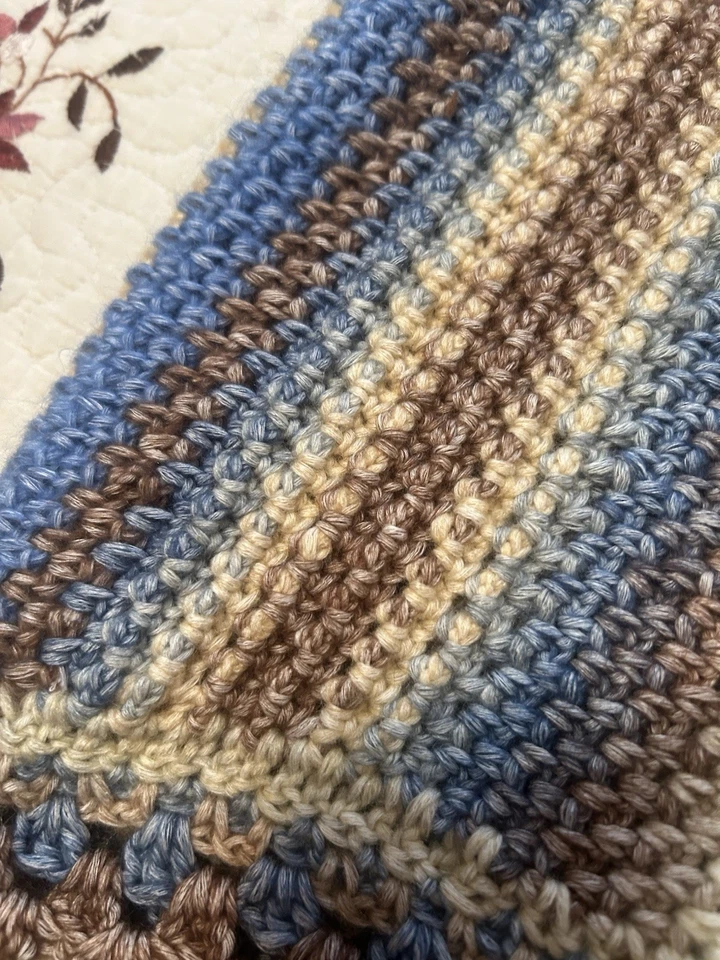 Hecho a mano Crochet Afghan Throw 46 X76 Bonitos bordes festoneados ligeros y cálidos Foto 3 de 4