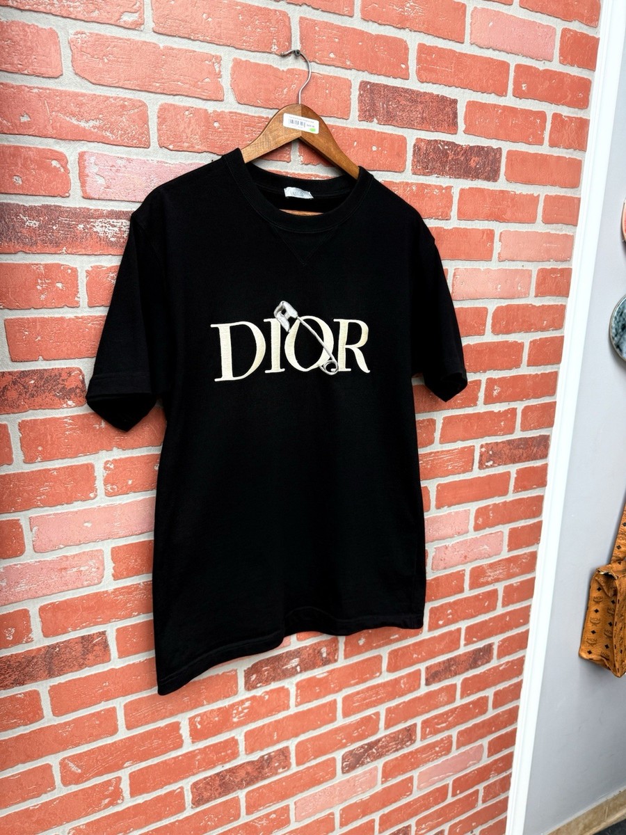 ディオール　DIOR Tシャツ Dior x judy blame embroidered safety pin logo short sleeve t-shirt