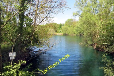Foto 12x8 von Bäumen gesäumter See Bray eine von mehreren alten Kiesgruben darin sind c2015