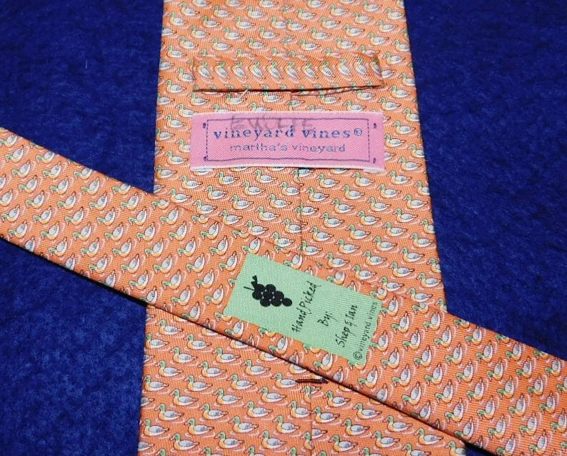 CORBATA CON MOTIVO DE PATO NARANJA/AZUL/BLANCO VINEYARD VINES HECHA EN EE. UU. - CORBATAS DE DISEÑADOR. Foto 3 de 3