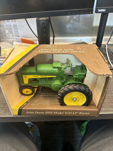 Ertl John Deere Tractor 1958 Model 630 LP 1:16 diecast metal Farm Toy MIB #5590 - Picture 2 of 8