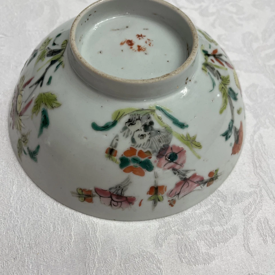 Антикварная китайская фарфоровая чаша от серой до голубоватой керамики с цветочным рисунком и многоцветной подписью - Изображение 3 из 4