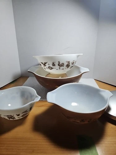 Set Of 4 Vintage Pyrex Cinderella Mixing Bowls  "Early American" Pattern