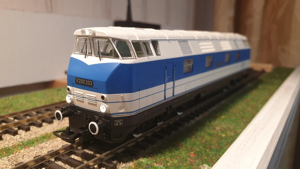 Piko H0 52576 DC Diesellok V 200 203 GFK Blau DR ESU Digital Sound, top, selten - Bild 2 von 4