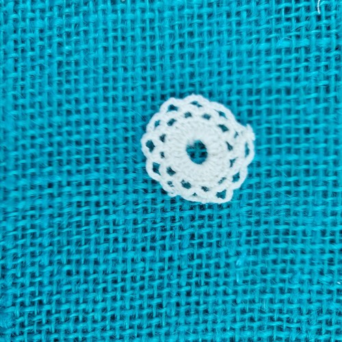 10 Vintage Lt Cream Crochet 3D Floral Doilies 4 inch Round Lacy 6 Mini Doily Lot - Picture 7 of 10