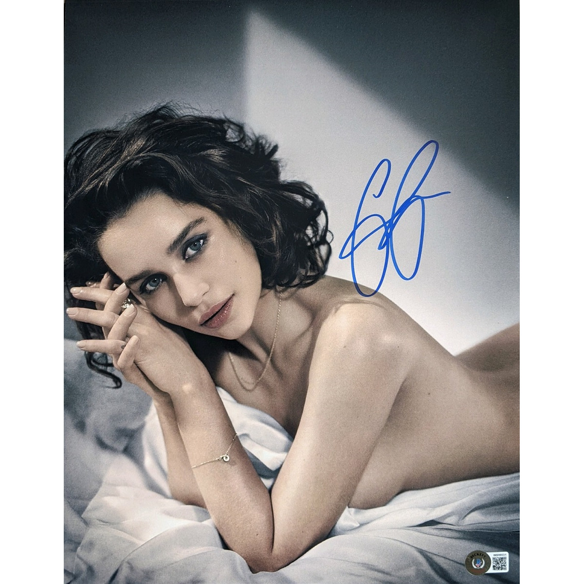 エミリア・クラーク直筆サイン入り写真 …Emilia Clarke エミリア・クラーク直筆サイン入り写真 …Emilia Clarke - メルカリ