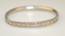 VINTAGE STERLING SILVER HEART DESIGN HINGED 1/8" CHILD'S BANGLE BRACELET OPENS