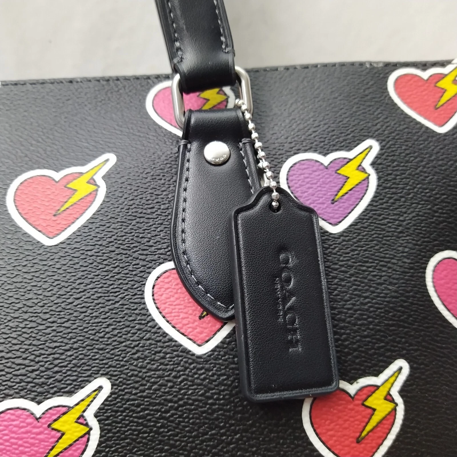 Borsa Coach Gallery in pelle nera con stampa cuore bullone doppio manico Nuova con etichetta