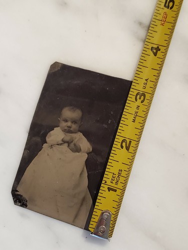 Farbtyp eines Babys im Taufkleid - Bild 5 von 6