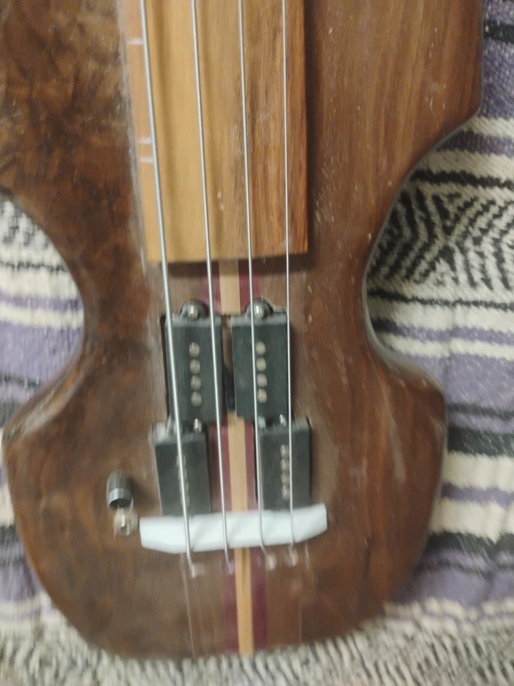 Bajo EUB sin trastes para mano derecha 4 cuerdas nogal Wishbass 34" escala jabonera Foto 3 de 4