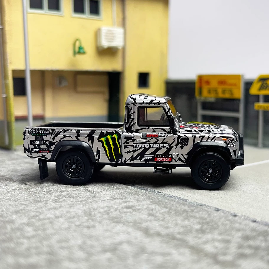 MASTER 1:64 Land Rover Defender Pickup Land Rover 110 alloy car model - Image 2 of 4