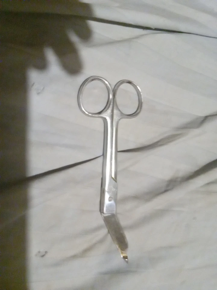 5 1/2" Bandage Scissors Stainless Steel Angled Tip Blunt Tip Livestock - Image 2 of 4