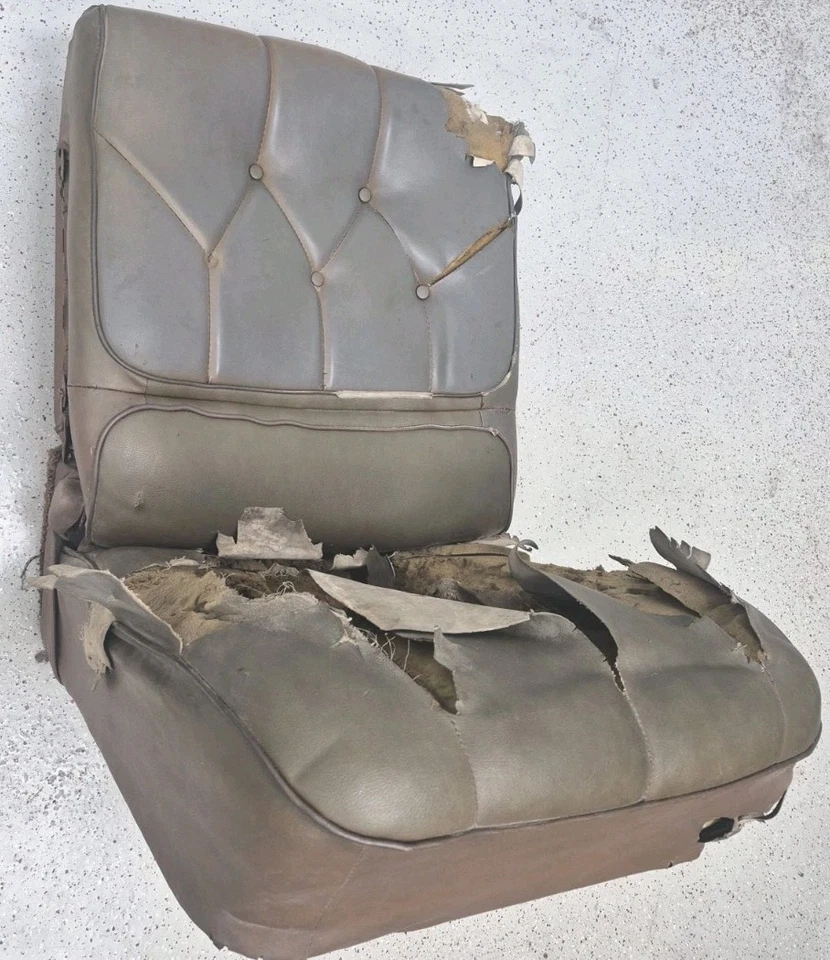 71 72 73 Buick Riviera Etapa 1 GS 60/40 LH Asiento Cojín Marco Cola Barco Foto 2 de 4