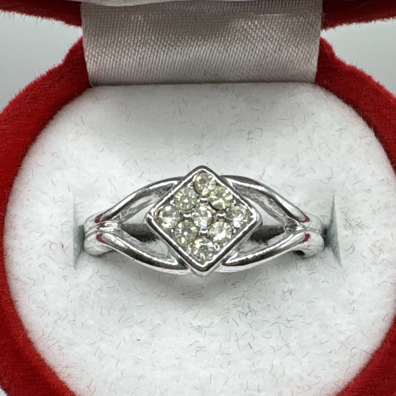Bague vintage fantaisie argent avec strass. Taille 55.