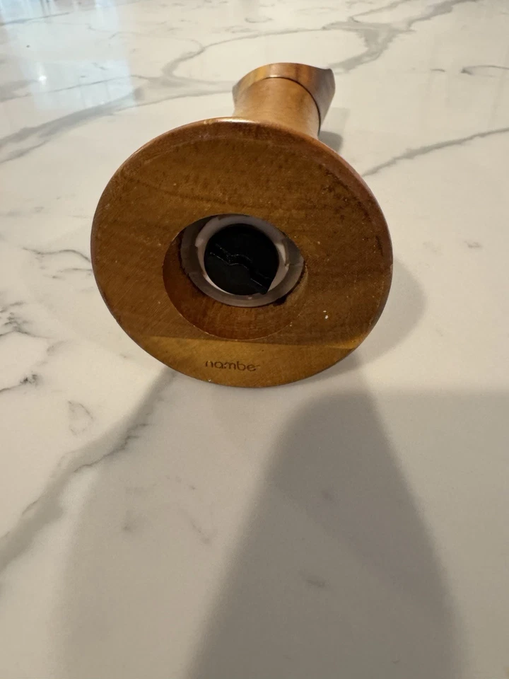 Moinho de pimenta Nambe Contour - Usado - Feito de madeira de acácia e mecanismo de cerâmica - Imagem 3 de 4