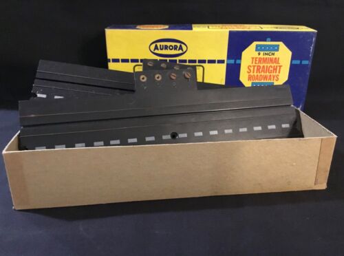 Aurora Model Motoring #1520 Striped 9” Terminal Straight Roadways 4 Pieces w Box - Picture 3 of 6