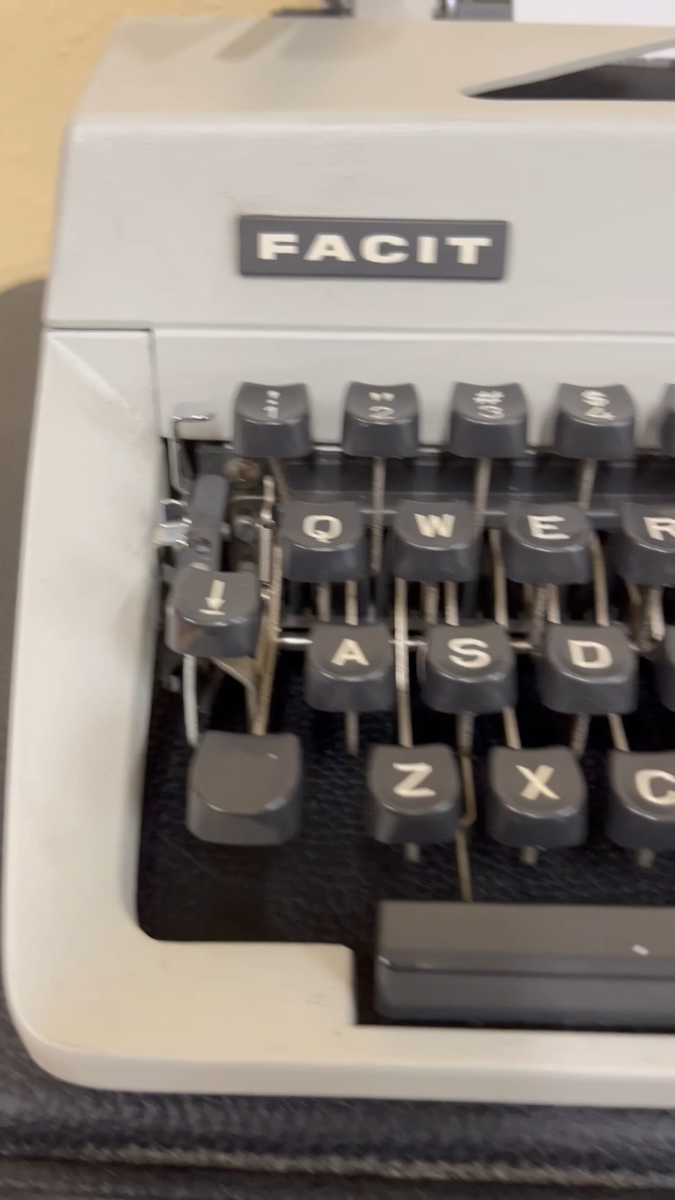 VINTAGE FACIT TYPEWRITER MADE IN SWEDEN W/ ORIGINAL CASE & BOOK