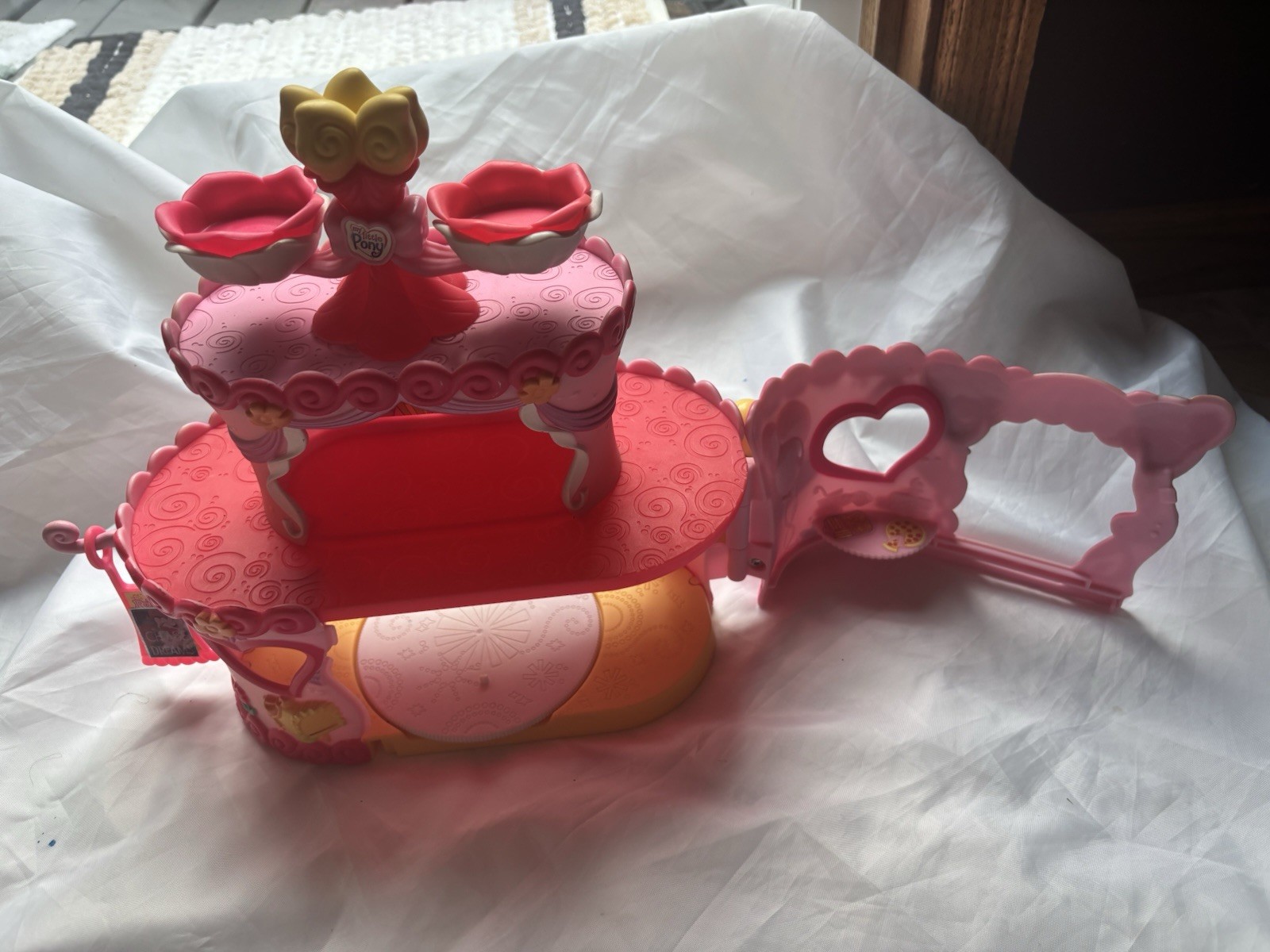 My Little Pony Ponyville Pinkie Pies Roller Skate Party Cake House Playset 2007